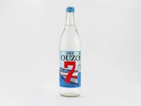 Flasche Ouzo mit der Aufschrift "37,5% VOL". Die Frage "wie viel prozent hat ouzo" wird hier beantwortet.