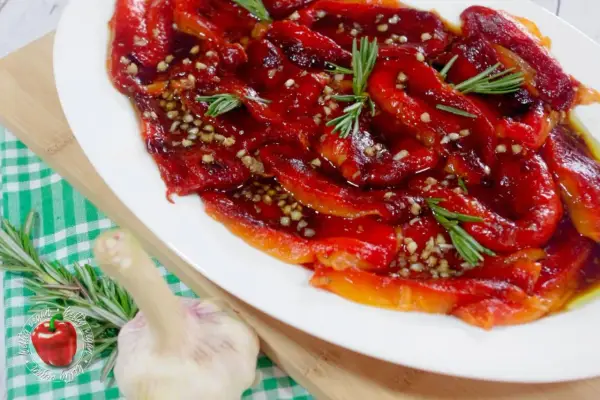Geröstete Paprika in Öl mit Knoblauch und Rosmarin, ein köstliches Paprika Antipasti Rezept aus der Pfanne.