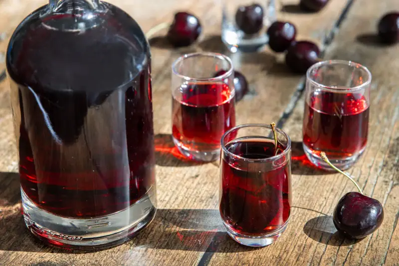 Ein Glas mit Kirsch-Wodka, perfekt für den Sommer. So einfach lässt sich Kirsch-Wodka selber machen!