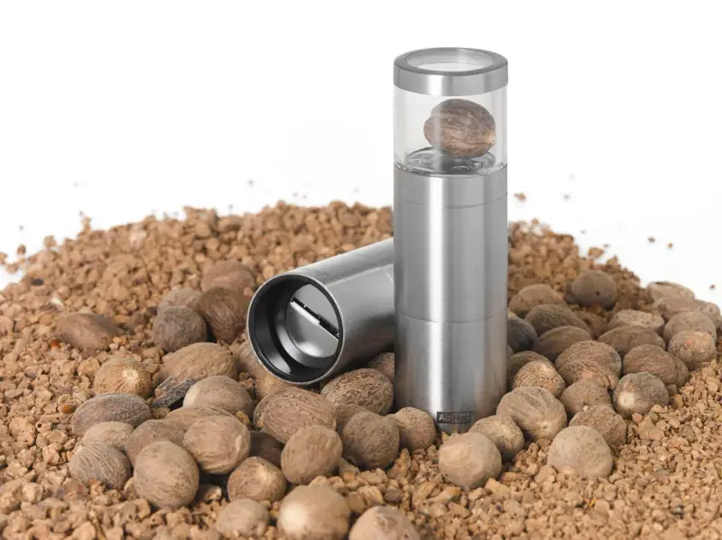 Edle Muskatnussmühle mit ganzen Muskatnüssen und zerkleinertem Gewürz. Perfekt für leckere senfsaat rezepte.