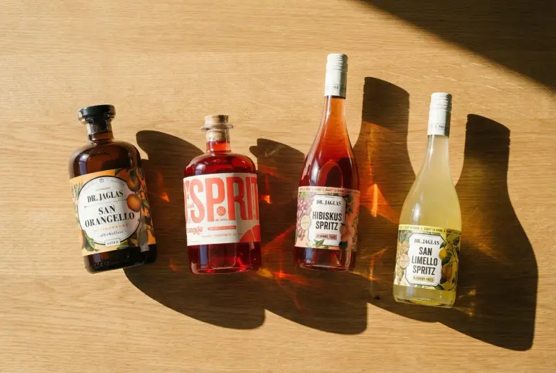 Vier Flaschen Dr. Jaglas Spritz: San Orangello, Sprit, Hibiskus Spritz und San Limello Spritz. Alle sind alkoholfrei, was bedeutet, dass sie keinen Neutralalkohol enthalten.
